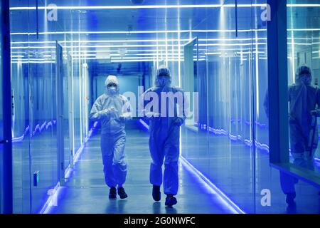 Tragen von Staubwedel von technischem Personal im Flur Stockfoto