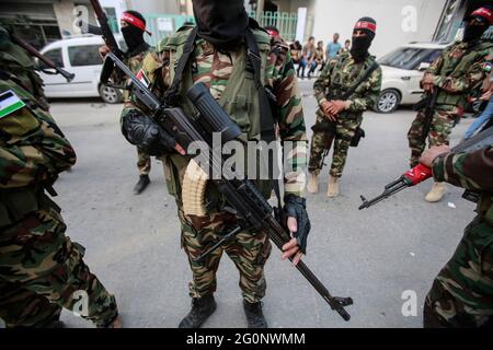 Gaza, Palästina. Juni 2021. Ein bewaffneter Kämpfer, der während der Parade gesehen wurde. Palästinensische Aktivisten der Volksfront zur Befreiung Palästinas (PFLP) marschieren bei einer Kundgebung etwas mehr als eine Woche nach dem Waffenstillstand nach einem 11-tägigen Krieg zwischen der Hamas und Israel in Gaza-Stadt. Kredit: SOPA Images Limited/Alamy Live Nachrichten Stockfoto