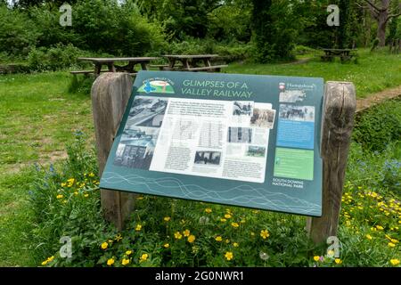 Informationstafel über die Meon Valley Railway and Trail in der Nähe von West Meon in Hampshire, England, Großbritannien, im Juni oder Sommer. Stockfoto