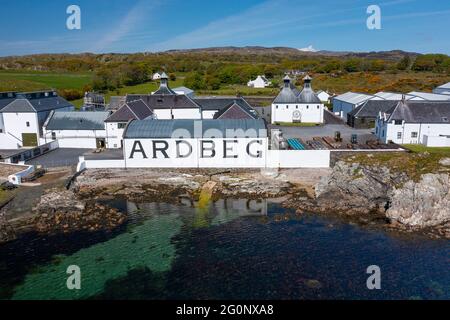 Luftaufnahme von der Drohne der Ardbeg Scotch Whisky Destillerie in Kildalton auf Islay , Inner Hebrides , Schottland, Großbritannien Stockfoto