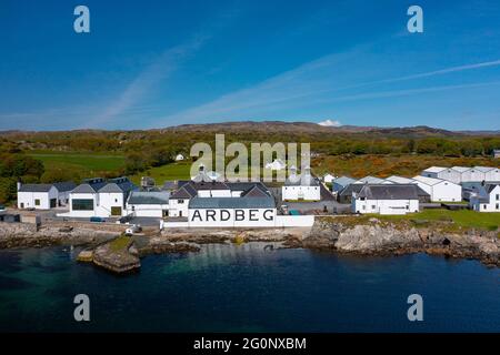 Luftaufnahme von der Drohne der Ardbeg Scotch Whisky Destillerie in Kildalton auf Islay , Inner Hebrides , Schottland, Großbritannien Stockfoto