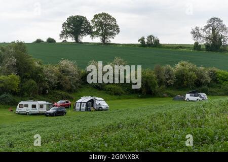 Camping auf Ackerland in der Meon Vally im South Downs National Park, Hampshire, Großbritannien, im Sommer. Staycation Stockfoto