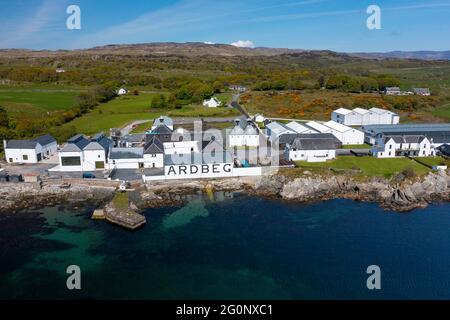 Luftaufnahme von der Drohne der Ardbeg Scotch Whisky Destillerie in Kildalton auf Islay , Inner Hebrides , Schottland, Großbritannien Stockfoto