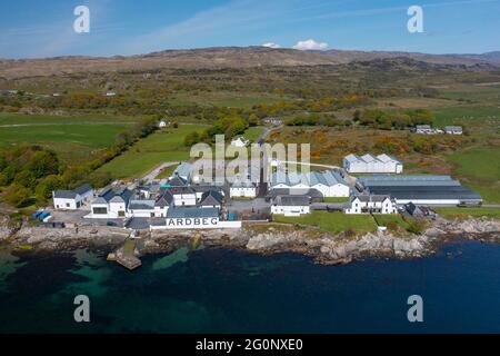 Luftaufnahme von der Drohne der Ardbeg Scotch Whisky Destillerie in Kildalton auf Islay , Inner Hebrides , Schottland, Großbritannien Stockfoto