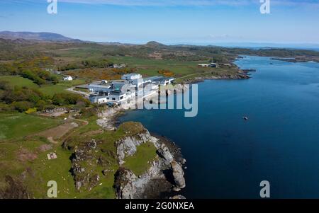 Luftaufnahme von der Drohne der Ardbeg Scotch Whisky Destillerie in Kildalton auf Islay , Inner Hebrides , Schottland, Großbritannien Stockfoto