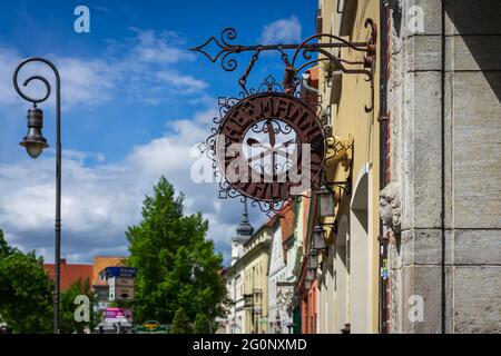 JUETERBOG, DEUTSCHLAND - 23. MAI 2021: Schönes schmiedeeisernes Schild 'Hermanns Restaurant' in der Altstadt. Juterbog, Deutschland. Stockfoto