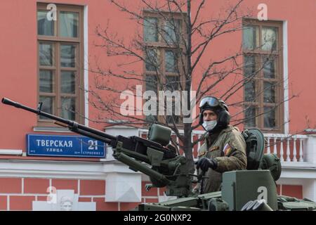 30. April 2021 Moskau, Russland. Russischer Kampfpanzer T-72B3 in der Tverskaya-Straße in Moskau. Stockfoto