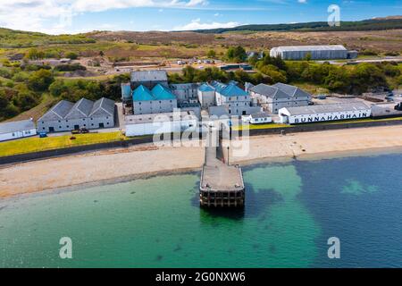 Luftaufnahme von der Drohne der Bunnahabhain Scotch Whisky Destillerie der Insel Islay, Inner Hebrides, Schottland UK Stockfoto