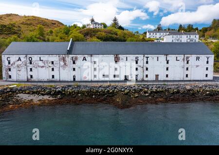 Luftaufnahme von der Drohne der Caol Ila Scotch Whisky Destillerie auf Islay, Inner Hebrides, Schottland, Großbritannien Stockfoto