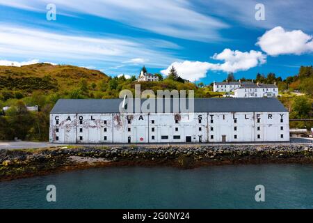 Luftaufnahme von der Drohne der Caol Ila Scotch Whisky Destillerie auf Islay, Inner Hebrides, Schottland, Großbritannien Stockfoto