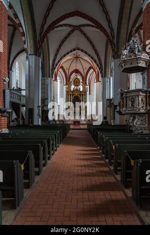 JUETERBOG, DEUTSCHLAND - 23. MAI 2021: Innenraum der mittelalterlichen St. Nikolai Kirche. Juterbog ist eine historische Stadt im Nordosten Deutschlands. Stockfoto