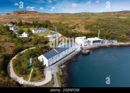 Luftaufnahme von der Drohne der Caol Ila Scotch Whisky Destillerie auf Islay, Inner Hebrides, Schottland, Großbritannien Stockfoto