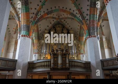 JUETERBOG, DEUTSCHLAND - 23. MAI 2021: Innenraum der mittelalterlichen St. Nikolai Kirche. Juterbog ist eine historische Stadt im Nordosten Deutschlands. Stockfoto