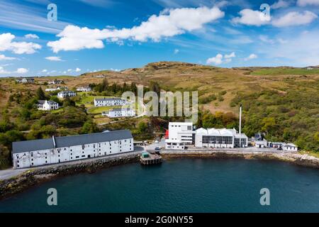 Luftaufnahme von der Drohne der Caol Ila Scotch Whisky Destillerie auf Islay, Inner Hebrides, Schottland, Großbritannien Stockfoto