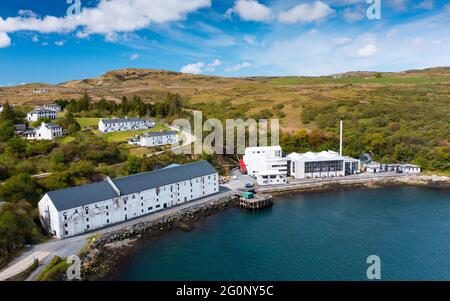 Luftaufnahme von der Drohne der Caol Ila Scotch Whisky Destillerie auf Islay, Inner Hebrides, Schottland, Großbritannien Stockfoto