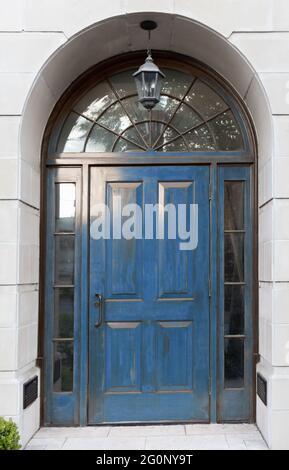 Helle königsblaue Eingangstür mit architektonischem Bogen Stockfoto