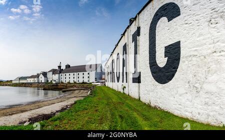 Außenansicht der Laphroaig Scotch Whisky Destillerie in Kildalton auf Islay , Inner Hebrides , Schottland, Großbritannien Stockfoto