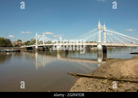 Albert Bridge von Battersea mit Blick über die Themse in Richtung Chelsea bei strahlendem Sonnenschein, Battersea, Greater London, England, Europa Stockfoto