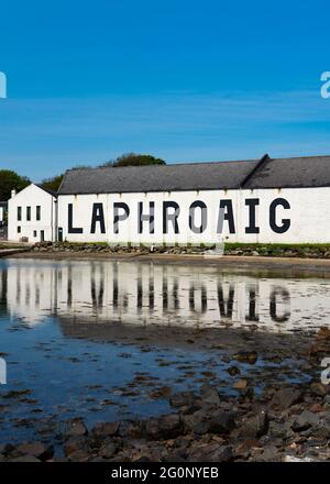 Außenansicht der Laphroaig Scotch Whisky Destillerie in Kildalton auf Islay , Inner Hebrides , Schottland, Großbritannien Stockfoto