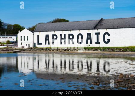 Außenansicht der Laphroaig Scotch Whisky Destillerie in Kildalton auf Islay , Inner Hebrides , Schottland, Großbritannien Stockfoto