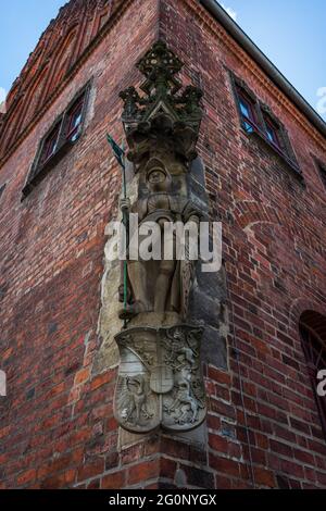 Eine Kopie der ursprünglichen Statue des Heiligen Maurice aus dem Jahr 1507 an der Ecke des mittelalterlichen Gebäudes des Rathauses. Jueterbog, Deutschland. Stockfoto