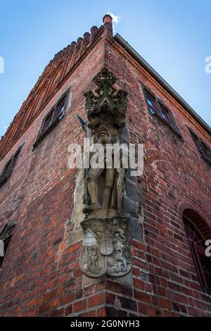 Eine Kopie der ursprünglichen Statue des Heiligen Maurice aus dem Jahr 1507 an der Ecke des mittelalterlichen Gebäudes des Rathauses. Jueterbog, Deutschland. Stockfoto