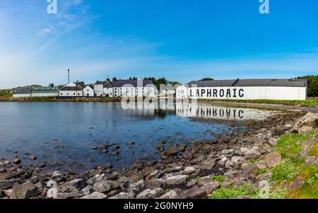 Außenansicht der Laphroaig Scotch Whisky Destillerie in Kildalton auf Islay , Inner Hebrides , Schottland, Großbritannien Stockfoto