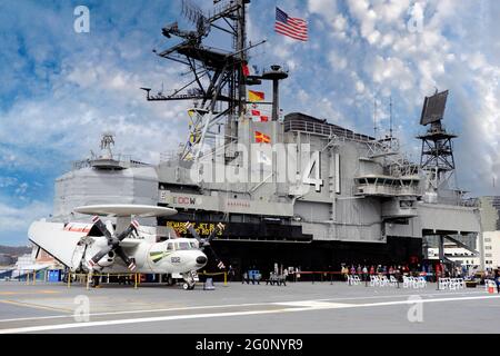 Die „Insel“ und das Flight Deck auf dem USS Midway Flugzeugträger-Museum in San Diego, Kalifornien Stockfoto