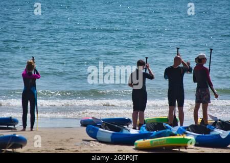 Paddelboarding-Unterricht in Tenby, Wales, Großbritannien Stockfoto