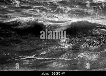 Atemberaubende dunkle launisch getönte feine Kunst Seestape Bild von brechenden Wellen auf dem Atlantischen Ozean in Devon England Stockfoto