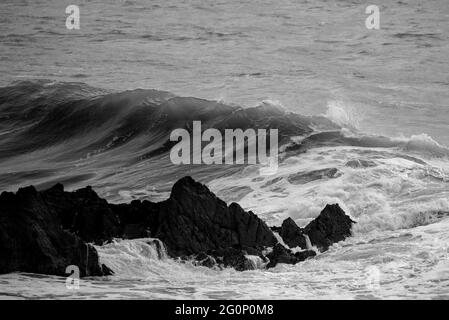 Atemberaubende dunkle launisch getönte feine Kunst Seestape Bild von brechenden Wellen auf dem Atlantischen Ozean in Devon England Stockfoto