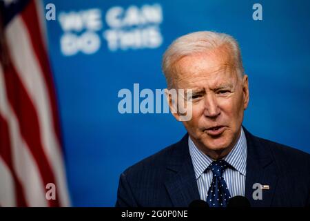 US-Präsident Joe Biden spricht am Mittwoch, den 2. Juni, im Eisenhower Executive Office Building in Washington, DC, USA. 2021. Biden kündigte einen Plan an, mit Kirchen, Hochschulen, Unternehmen und Prominenten zusammenzuarbeiten, um die Coronavirus-Impfungen in den USA zu verstärken, wo die Nachfrage nach den Schüssen ins Stocken geraten ist. Quelle: Samuel Corum/Pool via CNP /MediaPunch Stockfoto