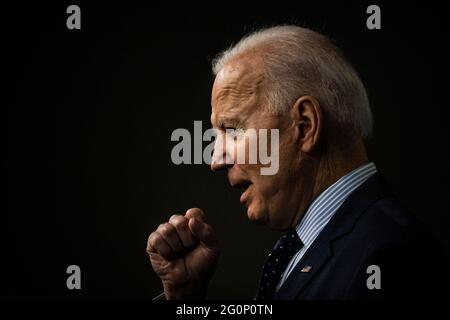 US-Präsident Joe Biden spricht am Mittwoch, den 2. Juni, im Eisenhower Executive Office Building in Washington, DC, USA. 2021. Biden kündigte einen Plan an, mit Kirchen, Hochschulen, Unternehmen und Prominenten zusammenzuarbeiten, um die Coronavirus-Impfungen in den USA zu verstärken, wo die Nachfrage nach den Schüssen ins Stocken geraten ist.Quelle: Samuel Corum/Pool via CNP /MediaPunch Stockfoto