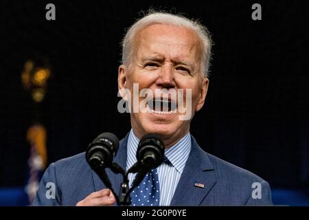 US-Präsident Joe Biden spricht am Mittwoch, den 2. Juni, im Eisenhower Executive Office Building in Washington, DC, USA. 2021. Biden kündigte einen Plan an, mit Kirchen, Hochschulen, Unternehmen und Prominenten zusammenzuarbeiten, um die Coronavirus-Impfungen in den USA zu verstärken, wo die Nachfrage nach den Schüssen ins Stocken geraten ist. Quelle: Samuel Corum/Pool via CNP /MediaPunch Stockfoto