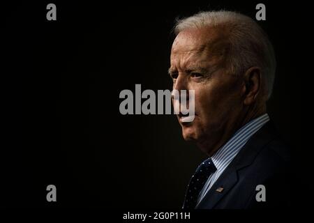 US-Präsident Joe Biden spricht am Mittwoch, den 2. Juni, im Eisenhower Executive Office Building in Washington, DC, USA. 2021. Biden kündigte einen Plan an, mit Kirchen, Hochschulen, Unternehmen und Prominenten zusammenzuarbeiten, um die Coronavirus-Impfungen in den USA zu verstärken, wo die Nachfrage nach den Schüssen ins Stocken geraten ist.Quelle: Samuel Corum/Pool via CNP /MediaPunch Stockfoto