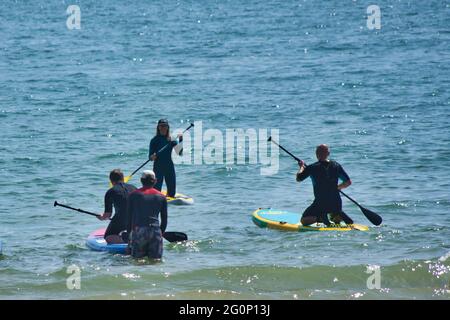 Paddelboarding-Unterricht in Tenby, Wales, Großbritannien Stockfoto