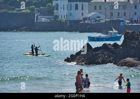 Paddelboarding-Unterricht in Tenby, Wales, Großbritannien Stockfoto