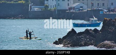 Paddelboarding-Unterricht in Tenby, Wales, Großbritannien Stockfoto