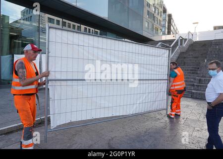 Stuttgart, Deutschland. Juni 2021. Am freigesetzten Treppenflucht am Schlossplatz bauten Arbeiter Bauzäune auf. Die Polizei will ein friedliches langes Wochenende rund um Corpus Christi in mehreren Städten mit verstärkten Kräften sicherstellen. Laut Polizei in den betroffenen Gemeinden wird es mehr Polizeibeamte als üblich geben. In Stuttgart wurde die bei Nachtschwärmern beliebte Treppe am Schlossplatz geschlossen. In den kommenden Tagen werden mehr Polizisten in den Credit: Andreas Rosar/dpa/Alamy Live News eingesetzt Stockfoto