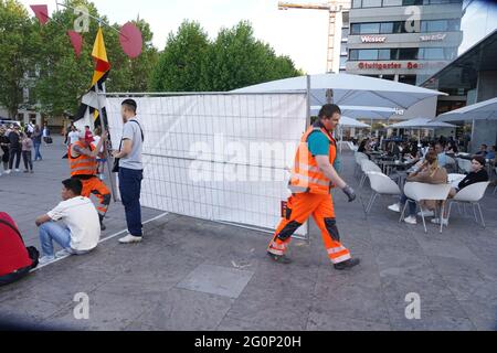 Stuttgart, Deutschland. Juni 2021. Am freigesetzten Treppenflucht am Schlossplatz bauten Arbeiter Bauzäune auf. Die Polizei will ein friedliches langes Wochenende rund um Corpus Christi in mehreren Städten mit verstärkten Kräften sicherstellen. Laut Polizei in den betroffenen Gemeinden wird es mehr Polizeibeamte als üblich geben. In Stuttgart wurde die bei Nachtschwärmern beliebte Treppe am Schlossplatz geschlossen. In den kommenden Tagen werden mehr Polizisten in den Credit: Andreas Rosar/dpa/Alamy Live News eingesetzt Stockfoto