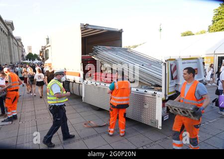 Stuttgart, Deutschland. Juni 2021. Am freigesetzten Treppenflucht am Schlossplatz bauten Arbeiter Bauzäune auf. Die Polizei will ein friedliches langes Wochenende rund um Corpus Christi in mehreren Städten mit verstärkten Kräften sicherstellen. Laut Polizei in den betroffenen Gemeinden wird es mehr Polizeibeamte als üblich geben. In Stuttgart wurde die bei Nachtschwärmern beliebte Treppe am Schlossplatz geschlossen. In den kommenden Tagen werden mehr Polizisten in den Credit: Andreas Rosar/dpa/Alamy Live News eingesetzt Stockfoto