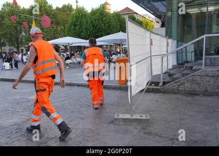 Stuttgart, Deutschland. Juni 2021. Am freigesetzten Treppenflucht am Schlossplatz bauten Arbeiter Bauzäune auf. Die Polizei will ein friedliches langes Wochenende rund um Corpus Christi in mehreren Städten mit verstärkten Kräften sicherstellen. Laut Polizei in den betroffenen Gemeinden wird es mehr Polizeibeamte als üblich geben. In Stuttgart wurde die bei Nachtschwärmern beliebte Treppe am Schlossplatz geschlossen. In den kommenden Tagen werden mehr Polizisten in den Credit: Andreas Rosar/dpa/Alamy Live News eingesetzt Stockfoto