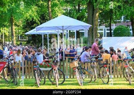 Münster, Deutschland. Juni 2021. An einem heißen und sonnigen Tag mit Temperaturen um die 28 Grad sitzen Menschen in einem von vielen Biergärten in der Universitätsstadt Münster. Die Covid-Zahlen sind in Deutschland stetig gesunken, was zu einer weiteren Lockerung der Beschränkungen führte. Münster zählt konsequent zu den Städten mit der niedrigsten Inzidenz in NRW. Kredit: Imageplotter/Alamy Live Nachrichten Stockfoto