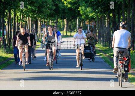 Münster, Deutschland. Juni 2021. Die Menschen radeln auf einem von vielen engagierten Wegen. Die Stadt hat rund 314.000 Einwohner, aber über 500.000 Fahrräder, und viele sind an diesem heißen und sonnigen Tag mit Temperaturen um die 28 Grad in der Universitätsstadt Münster unterwegs. Die Covid-Zahlen sind in Deutschland stetig gesunken, was zu einer weiteren Lockerung der Beschränkungen führte. Münster zählt konsequent zu den Städten mit der niedrigsten Inzidenz in NRW. Kredit: Imageplotter/Alamy Live Nachrichten Stockfoto