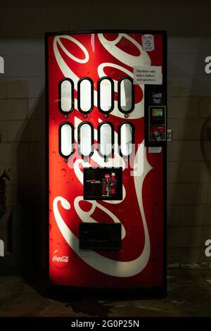 Neu beleuchteter Coca-Cola- oder Cola-Automat in Montgomery, Alabama. Stockfoto