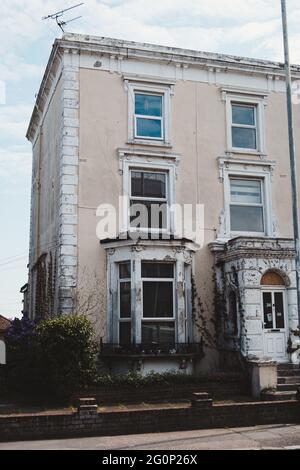 Ramsgate, Kent - 2021.05.29: Ein altes schmutziges verlassene Wohnhaus Stockfoto