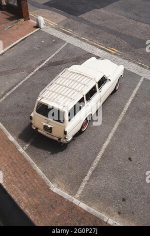 Ramsgate, Kent - 2021.05.29: Schöner Vintage Retro Volvo Wagen, der am Ramsgate Hafen geparkt ist Stockfoto