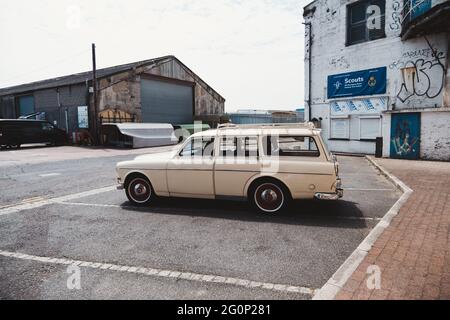 Ramsgate, Kent - 2021.05.29: Schöner Vintage Retro Volvo Wagen, der am Ramsgate Hafen geparkt ist Stockfoto