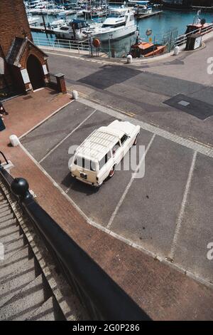 Ramsgate, Kent - 2021.05.29: Schöner Vintage Retro Volvo Wagen, der am Ramsgate Hafen geparkt ist Stockfoto