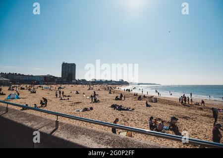 Margate, Kent - 2021.05.29: Die Menschen genießen den sonnigen Tag am Margate Beach Stockfoto